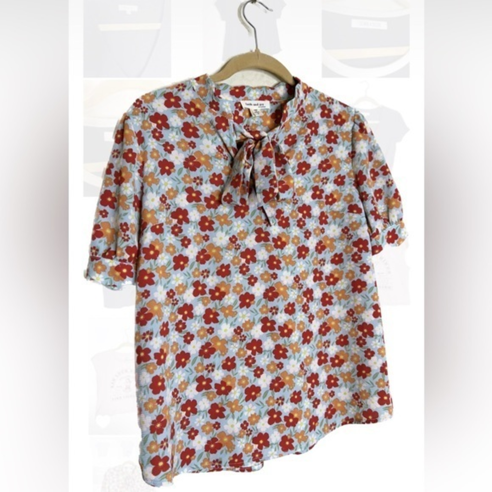 Women’s Blouse │Faith and‎ Joy Floral Top │  Size Small - Picture 2 of 2